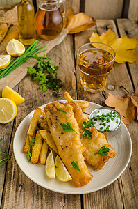 鱼和薯片午餐木头饮食啤酒柠檬海鲜乡村蔬菜盘子鳕鱼图片