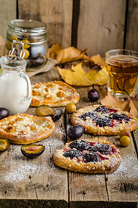 传统捷克蛋糕 有梅和西瓜甜点面包糕点盘子木头奶奶馅饼美食桌子早餐图片