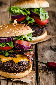 牛肉汉堡生锈风格胡椒洋葱烧烤小吃生物午餐美食面包食物芝麻背景图片