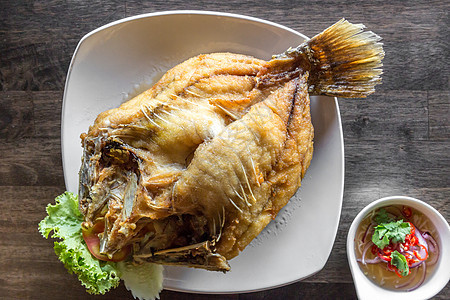 深海油炸贝贝鱼木头蔬菜低音厨房柠檬美食营养午餐盘子用餐图片