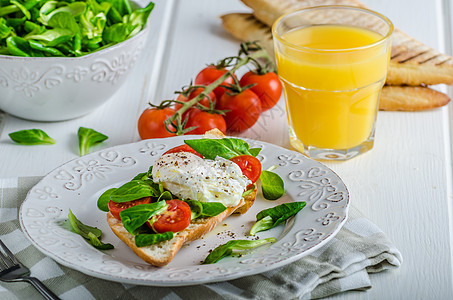 新鲜健康早餐饮食胡椒食物蛋黄香菜木头面包美食生物盘子图片