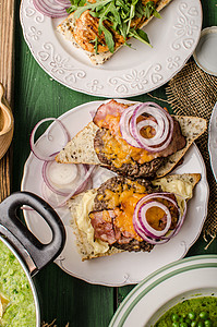 节日食品日牛扒沙拉桌子餐厅环境木头厨房午餐汉堡胡椒图片