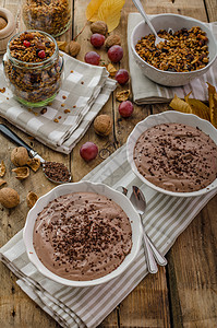 巧克力酱面包巧克力布丁和烤面粉漩涡饮食烹饪坚果面包生物食物甜点乡村玻璃背景
