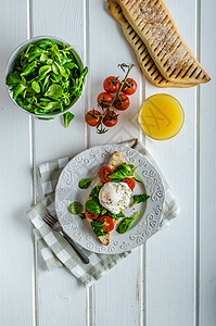 新鲜健康早餐胡椒广告位沙拉午餐食物桌子蛋黄乡村美食面包图片