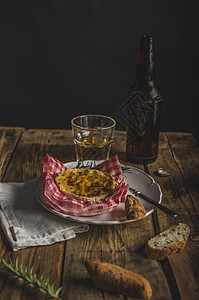 格列尔德坎伯特午餐啤酒桌子木板食物奶制品木头沙拉美食草药背景图片
