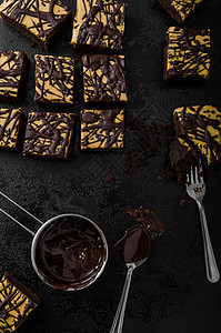 深巧克力巧克力蛋糕桌子正方形糕点甜点团体食物烹饪花生巧克力面包图片
