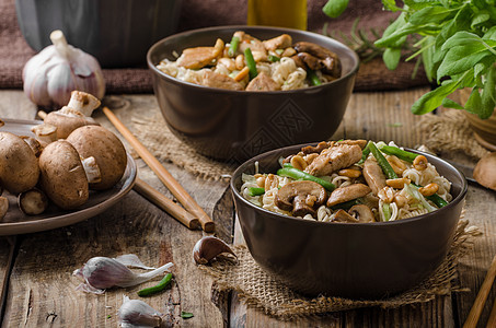 中国面条和棕蘑菇生物午餐胡椒盘子油炸餐厅洋葱烹饪蔬菜筷子图片