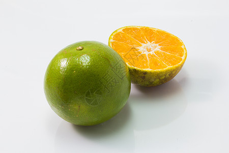 白色背景上隔绝的新鲜橘子橙色圆形热带果汁圆圈食物柑桔绿色工作室叶子水果图片