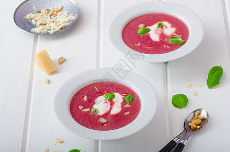 来自甜菜的汤绿叶生物国家饮食食物面包美食奶油蔬菜午餐图片