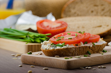 健康早餐     土制啤酒面包 配奶酪 西红柿和木头牛奶小吃产品韭菜桌子小屋青菜山羊美食图片