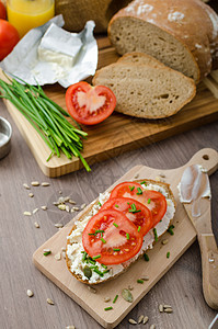 健康早餐     土制啤酒面包 配奶酪 西红柿和黄油韭菜青菜木头草药宏观食物乡村小吃草本植物图片