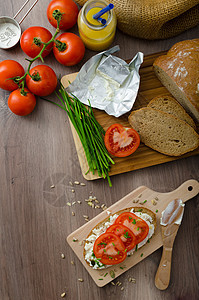 健康早餐     土制啤酒面包 配奶酪 西红柿和奶制品营养青菜韭菜奶油蔬菜桌子产品小麦草药图片