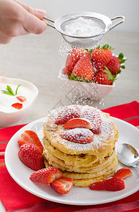 带草莓的毛片煎饼早餐蛋糕牛奶烹饪食物糖浆生物巧克力水果蜂蜜图片