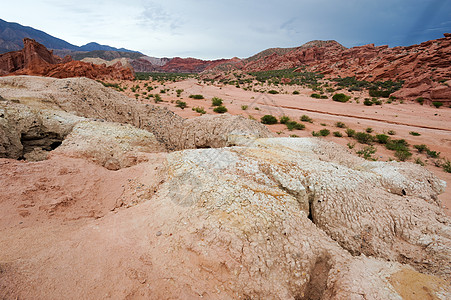阿根廷和埃斯的国家公园吸引力游客旅行爬坡旅游红色石头编队沙漠岩石图片