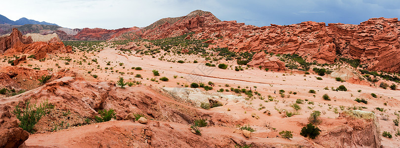 阿根廷和埃斯的国家公园游客编队爬坡红色吸引力旅行沙漠旅游岩石石头图片