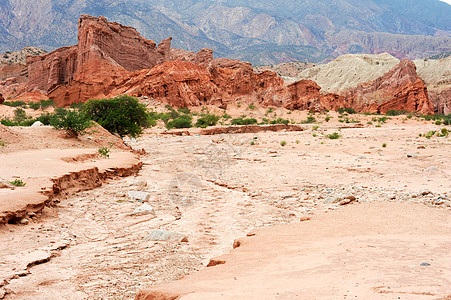 阿根廷和埃斯的国家公园旅游编队岩石红色吸引力爬坡游客沙漠旅行石头图片