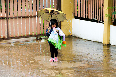 女孩在雨中用伞子喝小牛奶乐趣女士婴儿喜悦孩子童年靴子女性下雨雨衣图片