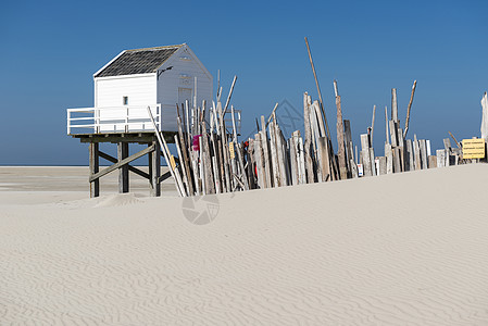 Vlieland岛的海滨小屋支撑国家建筑栏杆木头货架建筑学组织架子海岸图片