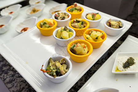 巴菲特是桌上的沙拉用餐蔬菜胡椒桌子盘子饮食酒店厨房派对团体图片
