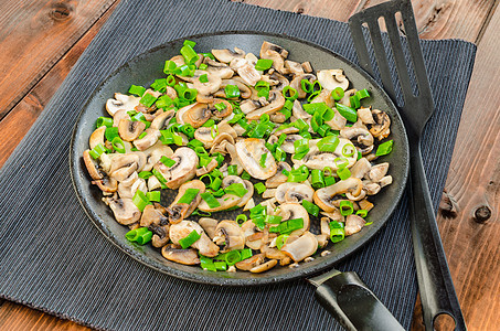 煎煎蘑菇和锅上春洋葱萝卜食物橙子盘子蔬菜胡椒午餐胸部餐厅美食图片