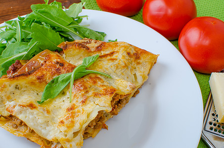 Lasagne 原岩浆e图层硬粒美食木头面粉树叶牛肉小麦盘子草药图片