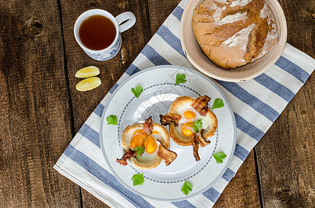 配鸡蛋和培根的松饼盘子餐厅美食英语早餐水煮小吃烹饪午餐食物图片