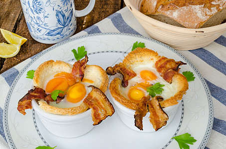配鸡蛋和培根的松饼草本植物水煮小吃蔬菜盘子早餐营养午餐食物美食图片