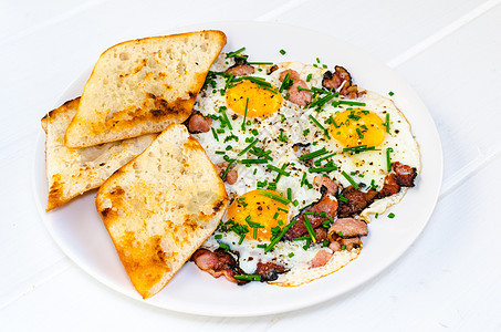 培根 鸡蛋和烤面包英语黄油水煮沙拉芝麻熏肉午餐种子早餐盘子图片