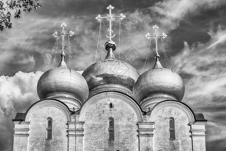 Novodevichy修道院内的东正教教堂 M的标志性地标历史性遗产宗教教会城市旅行寺庙天空晴天街道图片