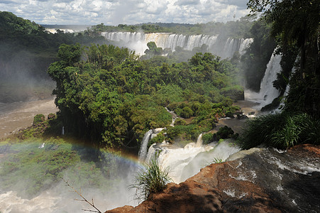 阿根廷的伊瓜祖瀑布彩虹游客森林瀑布风景世界遗产图片