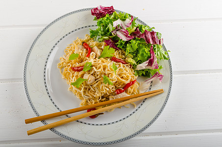 中国面条 鸡肉和新鲜沙拉洋葱香料烹饪美食玻璃漏洞灵魂蔬菜胡椒厨房图片