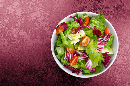 新鲜混合沙拉 配有内生沙拉和樱桃沙拉酒吧洋葱黑板起动机叶子烹饪餐厅蔬菜饮食食谱图片