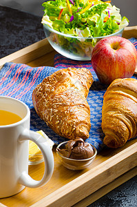 在床上用木托盘早餐面包羊角咖啡食物杯子唤醒黄油沙拉奢华酒店图片