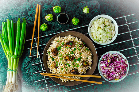 亚洲鸡面沙拉美食红色筷子盘子洋葱蔬菜海鲜芝麻食物午餐图片