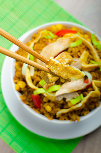 鸡肉咖喱米饭和中国圆环煎饼食物美食椰子午餐胡椒盘子黄油香米烹饪香菜图片