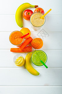 平滑的一天 健康饮酒的时间食物营养搅拌机牛奶酸奶柠檬水果浆果桌子饮料图片