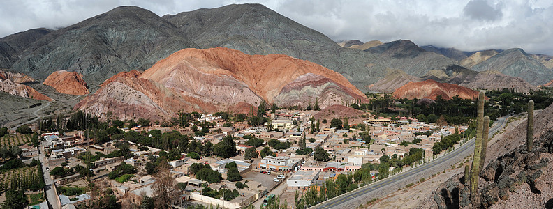 阿根廷Purmamarca七色山丘蓝色爬坡颜色红色风景岩石土地侵蚀树木世界遗产图片