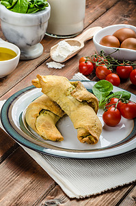 内积滚火腿面团午餐生物糕点美食草本植物餐厅菠菜盘子图片