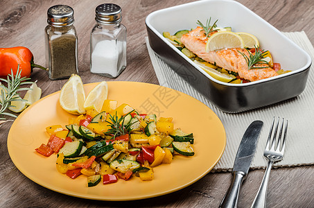 用百香和地中海蔬菜烘烤的鲑鱼沙拉饮食炙烤美食海鲜餐厅鱼片盘子柠檬营养图片