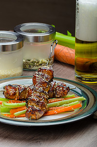 鸡肉切片 夹着紧实的丝条炙烤蜂蜜大豆芹菜种子沙爹盘子枢轴小吃午餐图片