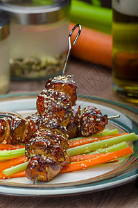 鸡肉切片 夹着紧实的丝条芹菜午餐烹饪啤酒美食炙烤蜂蜜小吃大豆盘子图片