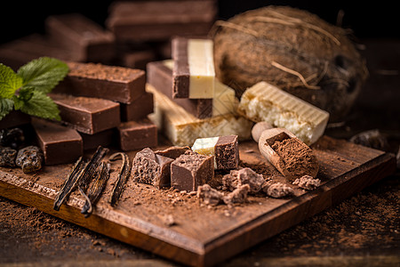 破碎的自制巧克力棒食物可可味道椰子木头桌子小吃巧克力棕色美食图片