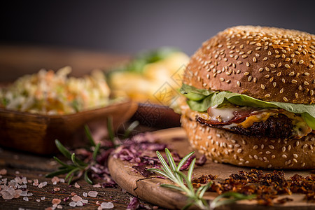新鲜自制汉堡牛肉乡村洋葱美食包子烧烤餐厅芝士午餐蔬菜图片