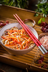 大米面面盘子食物胡椒蔬菜筷子午餐餐厅红色美食健康图片