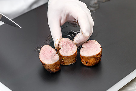 大厨切肉职业男人牛扒食物商业酒店餐厅猪肉烹饪腰部图片