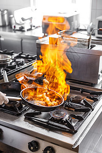 烹饪厨师燃烧厨房煤气灶餐具火炉食物男性食谱平底锅油炸图片