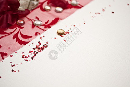 婚礼背景背景材料文档白色感恩装饰品证书红色标签背景图片