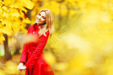 秋天公园的女人快乐外套金发女性森林红色叶子公园女孩黄色图片