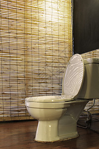 白色厕所碗卫生陶瓷座位百叶窗木头制品小鸡窗帘洗澡竹子图片