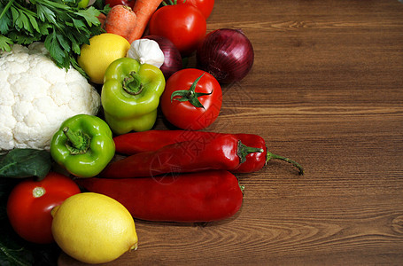 健康的有机蔬菜农贸市场菠菜草本植物材料香菜菜花木质桌子健康饮食高视角图片
